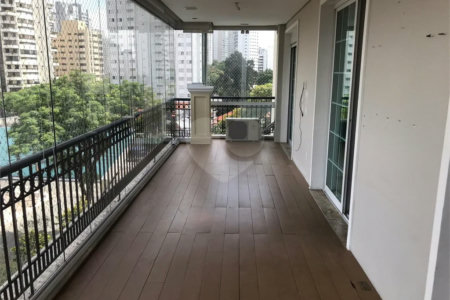 Apto 220 metros no Campo Belo. varanda, 5 vagas, 3 suítes. Visite