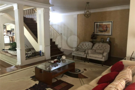 Sobrado com 363m² à venda no Alto da Moóca - 3 suítes e 6 vagas.