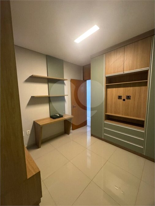 Indaiatuba- Vila Aurora -Condomínio Palm Tree Residence -Venda e Locação - R$ 7.000,00 - condominio - R$ 877,44- IPTU - R$ 211,64 - Pavimento Térreo: Sala de estar, sala de jantar, wc, cozinha, área de serviço, despensa. Pavimento Superior: Suíte com varanda e closet, 02 dormitórios e wc.social