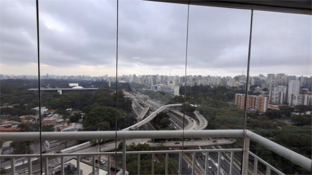 Apartamento com dois dormitórios sendo um climatizado, com duas vagas de garagem.