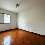 Vende-se Apartamento de 2 Quartos com Sacada na Vila Mascote