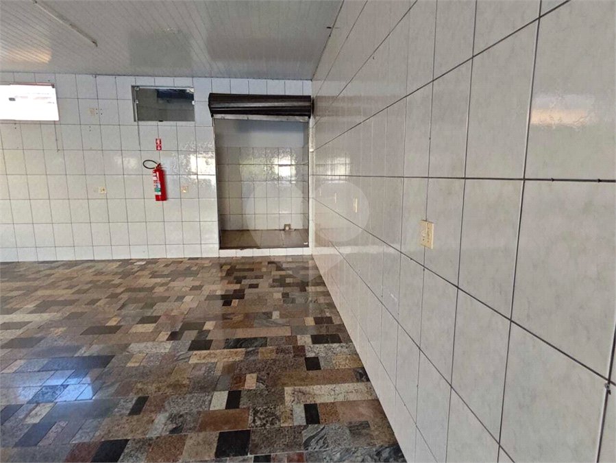 ?Oportunidade Única em São Carlos: Salão Comercial + Casa Independente nos Fundos – Ideal para Investidores!