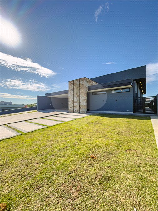 Indaiatuba - Quintas da Terracota - 1252 m² de terreno - casa térrea com 514 m² de área construída -3 vagas de garagem cobertas e 3 descobertas Lavabo - Sala de estar e jantar amplas e integradas - Escritório privativo - Cozinha toda equipada com geladeira, forno, micro-ondas, lava-louças,