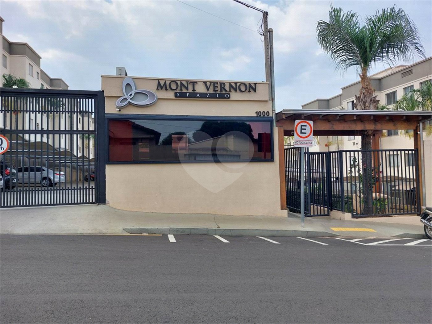 Apartamento no Condomínio Mont Vernon .