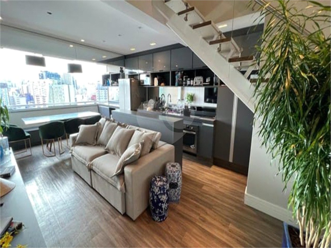 Apartamento Duplex com 1 Quarto e 2 Banheiros á Venda 60m² em Bela Vista - SP.