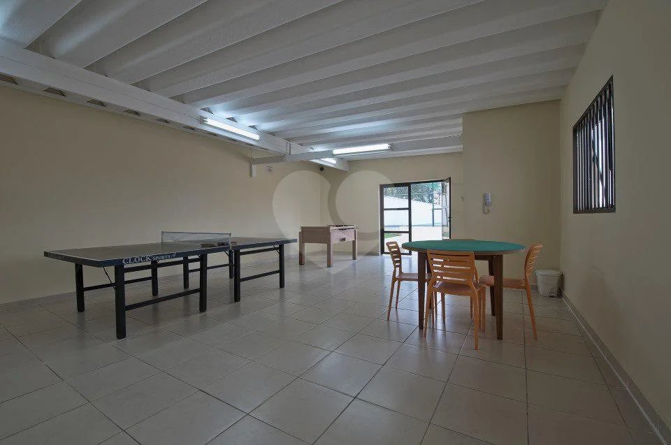 Linda cobertura Duplex om 3 dormitórios, sendo uma suíte com armários e ar condicionado e 2 vagas .