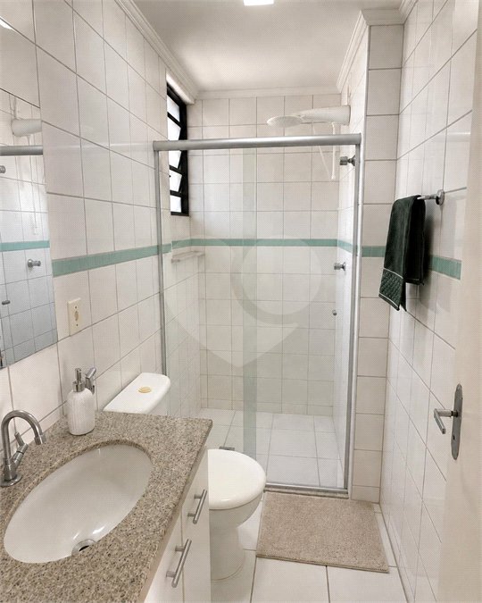 Apartamento á venda no centro com dois dormitórios e sacada.