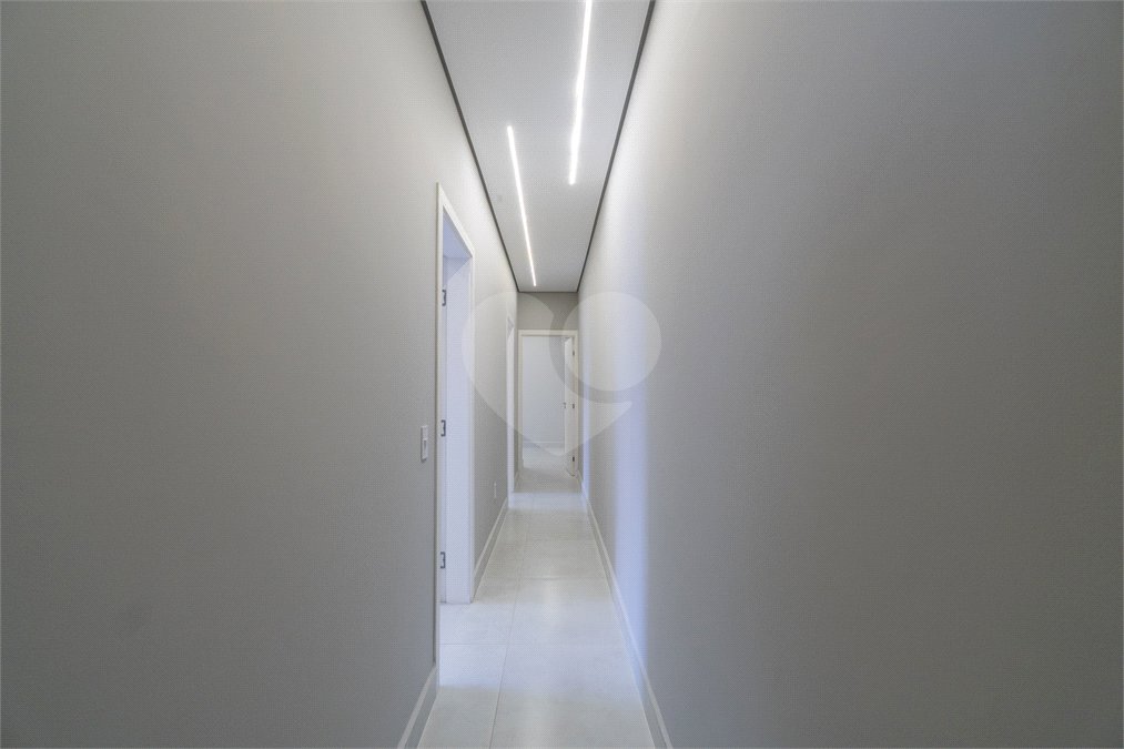 Indaiatuba - SP - Condominio Dona Lucilla - Valor R$2.295.000,00 - 3 suítes + escritório + lavabo - Terreno: 300m2 - Construção: 188m2 - Diferenciais - Móveis planejados no escritório, sala de TV, lavabo, cozinha, área gourmet, lavanderia, banheiros e closet - Ar condicionado em todos os ambie
