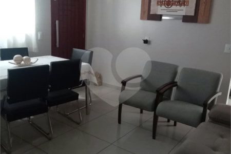 Sobrado com 2 dormitórios.