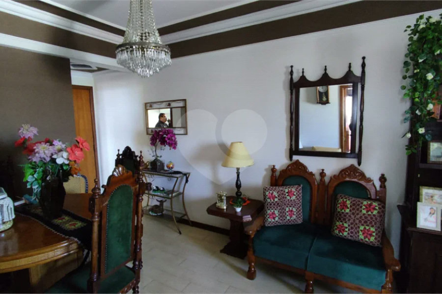 Vende-se apartamento de dois dormitórios no Edifício Marseille, no Centro de Piracicaba;