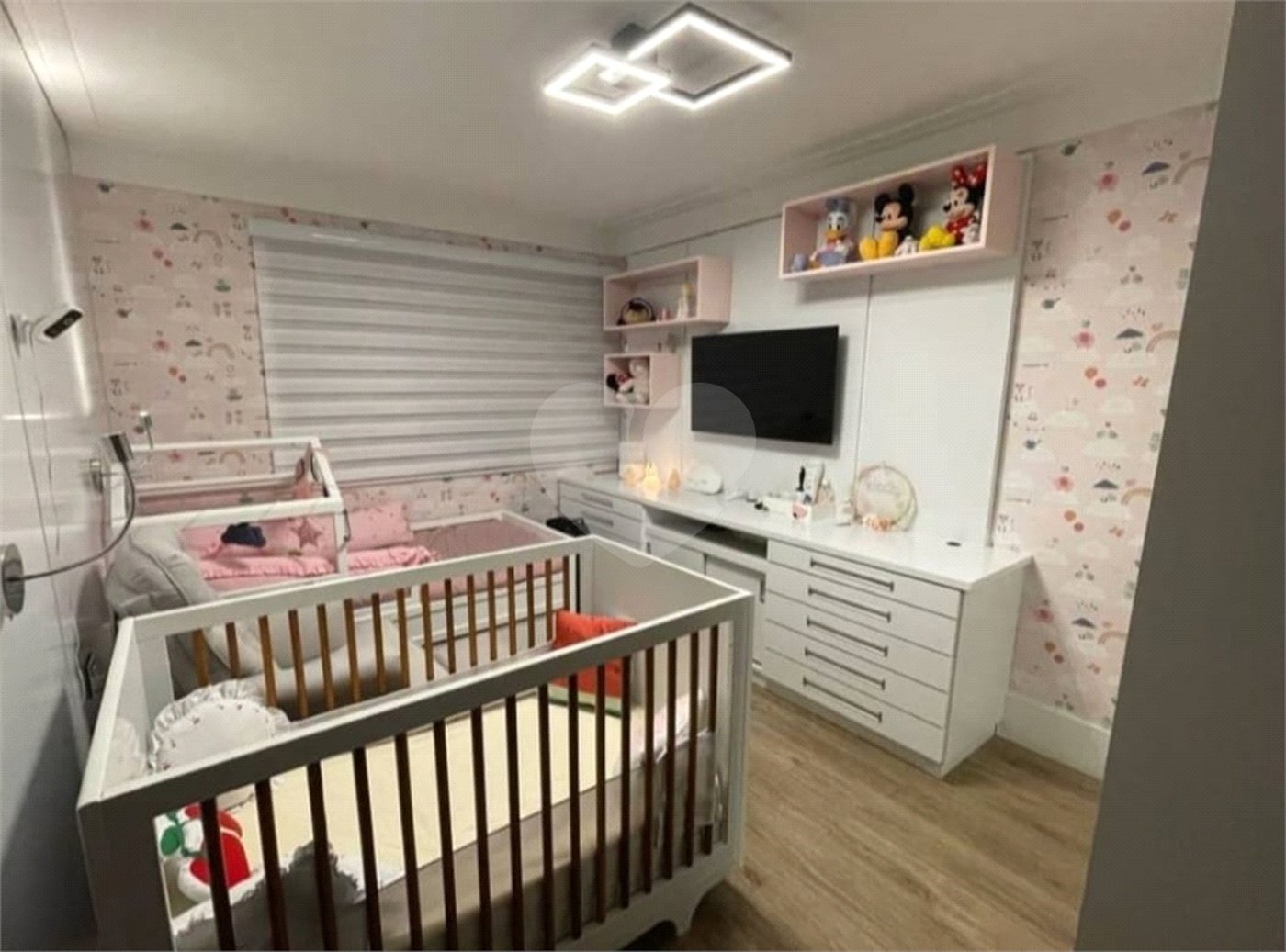 Apartamento LINDO reformado 4 dormitórios, sendo 2 suítes 1 mster, closet varandas integradas.