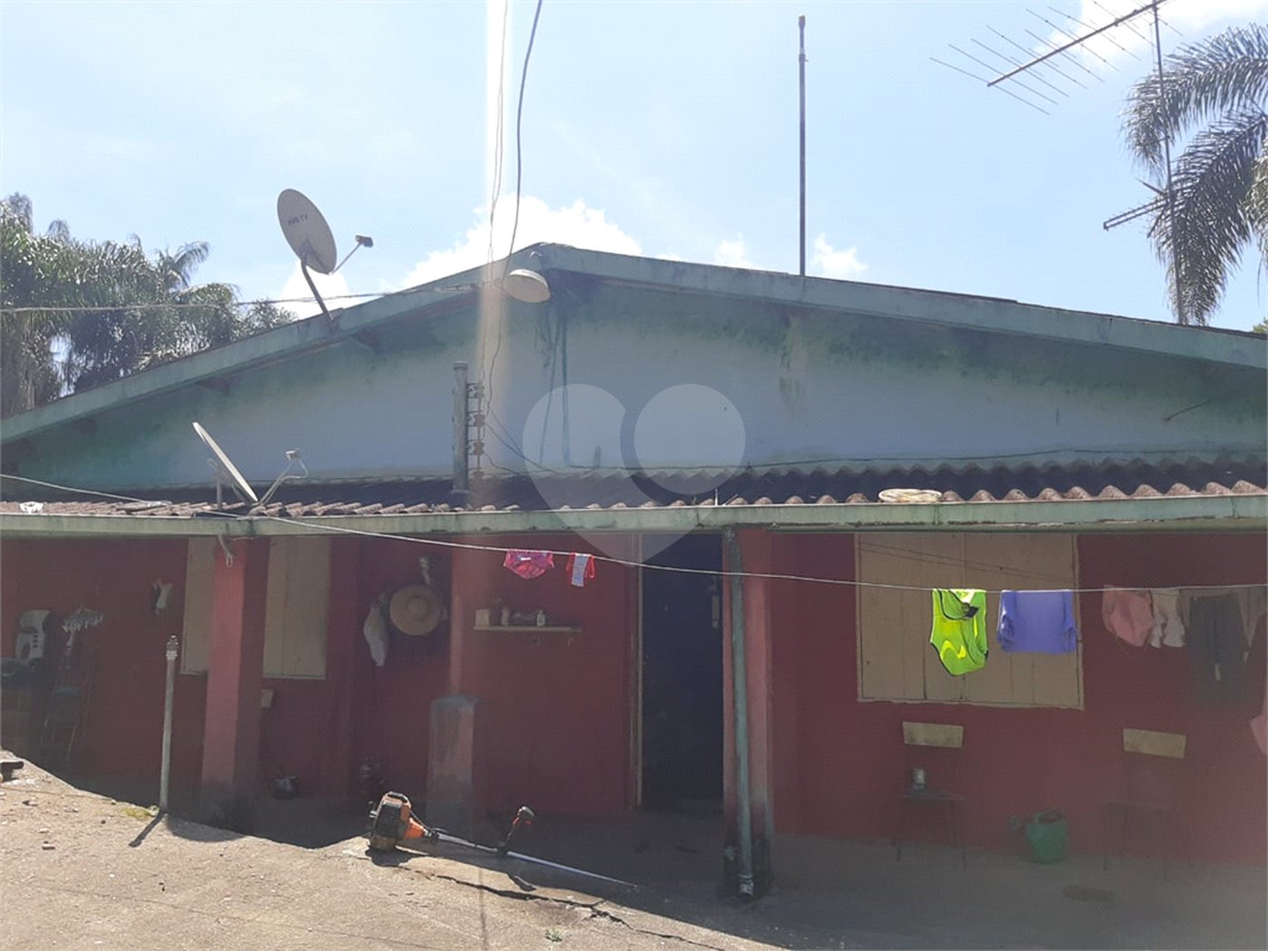 Tapiraí Sp - Sítio Santa Clara - Area de 12,1 ha - composto por casa principal, galpões poço artesiano, ótima área para plantios. Fica localizado a aproximadam. 1 quilômetro da prefeitura. Area preservação permanente- 4,6 ha - Area aproveitável - 4,6 ha - area utilizada rural - 2,5 ha -R$ 750.000,00