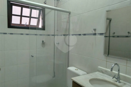 Sobrado espaçoso e bem localizado
