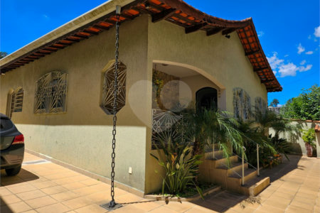 Casa térrea em Atibaia com 3 dormitórios (2 suítes), piscina, espaço gourmet, condomínio fechado