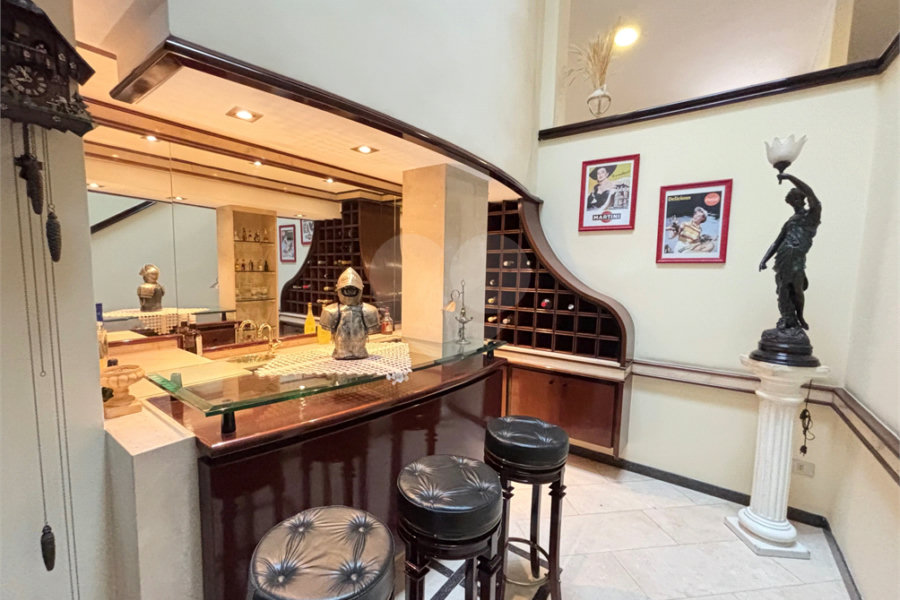 Sobrado à venda no Tucuruvi com 4 suítes, 2 master, salão de festas, área gourmet e 7 vagas.