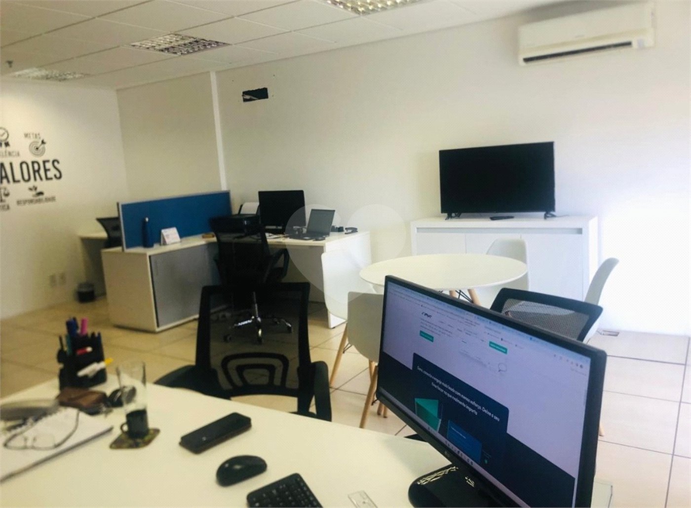 Otima sala comercial com sacada e uma vaga para auto no Nova América Office em Santo Amaro.