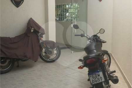 Sobrado com 224m² , 3 dormitórios , sendo 2 suítes , 3 vagas de garagem , 7 banheiros , à venda na Vila Scarpelli em Santo André.