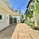 Casa em condomínio Impecável, 4 dorms / 2 suítes, varanda gourmet, piscina, 3 lareiras
