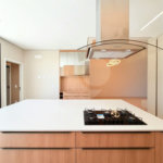 Casa térrea com 3 suítes no Condomínio Residencial Viena em Indaiatuba-SP - Acabamento de alto padrão - R$ 1.690.000,00 - AT 250 m² - AC 158 m² - 3 suítes,, sendo 1 suíte master com closet - Sala para dois ambientes (estar e jantar) - Cozinha planejada com ilha cooktop, forno elétrico e micro-ondas,