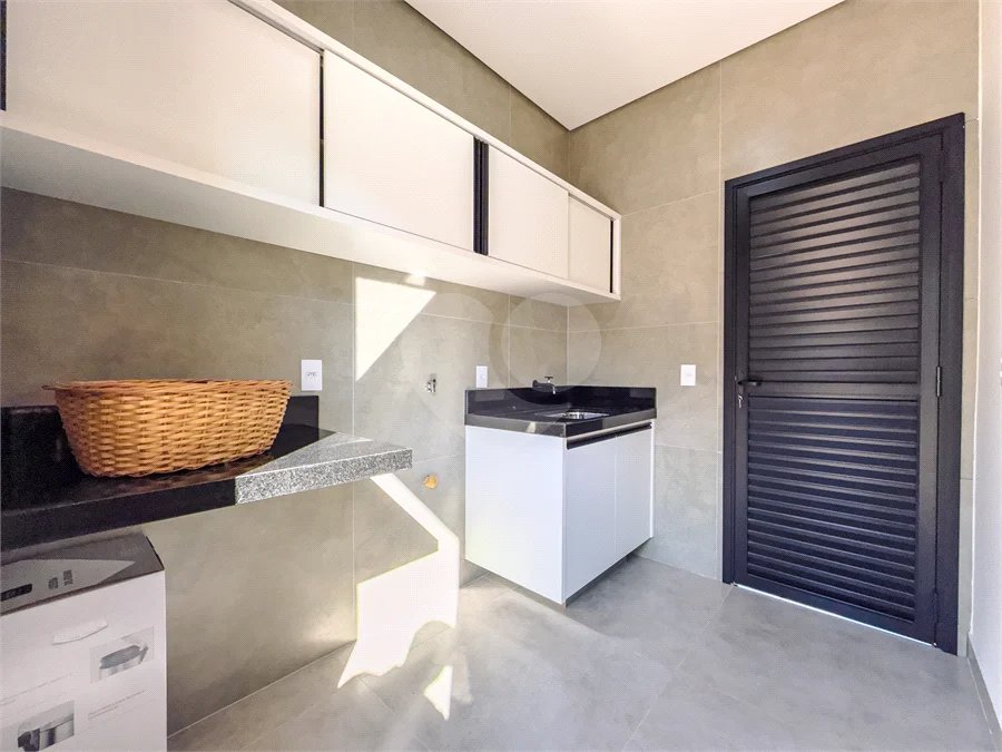Indaiatuba - Condomínio Milano - Sobrado - 350 m² de terreno - 240 m² de área construída - 4 vagas de garagem, sendo 2 cobertas - Salas de estar e jantar integradas - 3 suítes com closet e varanda no pavimento superior - Escritório no térreo - Espaço gourmet com churrasqueira - Banheiro externo
