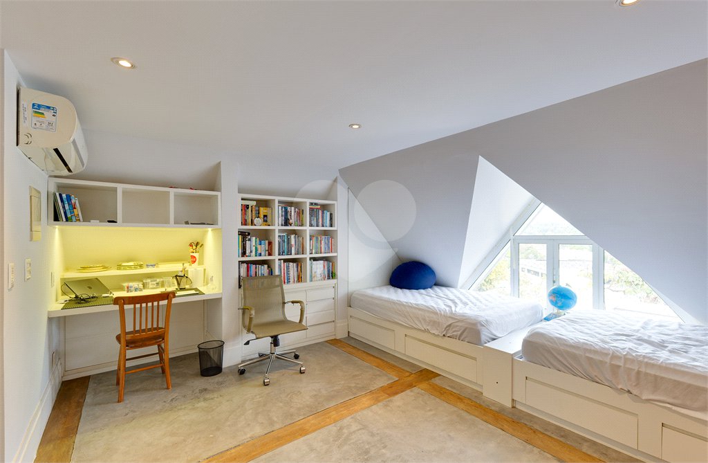 Casa à venda com 4 quartos, sendo 2 suítes, no condomínio Bristol Village, São Paulo - SP