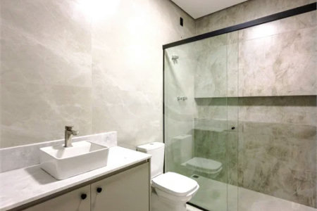 Indaiatuba - Jardim Bom sucesso - Área total: 150m² - Área construída: 115m² - 3 dormitórios sendo 1 suíte com armário planejado;Sala para dois ambientes; Banheiros com box gabinetes e espelhos; Área gourmet com churrasqueira a carvão e móveis planejados; Lavanderia coberta; Ar condicionado na sala