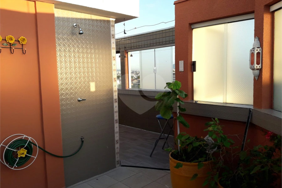 COBERTURA COM PISCINA E CHURRASQUEIRA NA CASA VERDE.