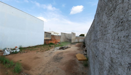 Terreno à venda em Vila Prado, São Carlos, SP