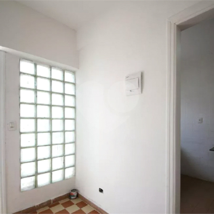 Casa à venda no Campo Belo de 200 metros quadrados, com 3 casas no terreno.
