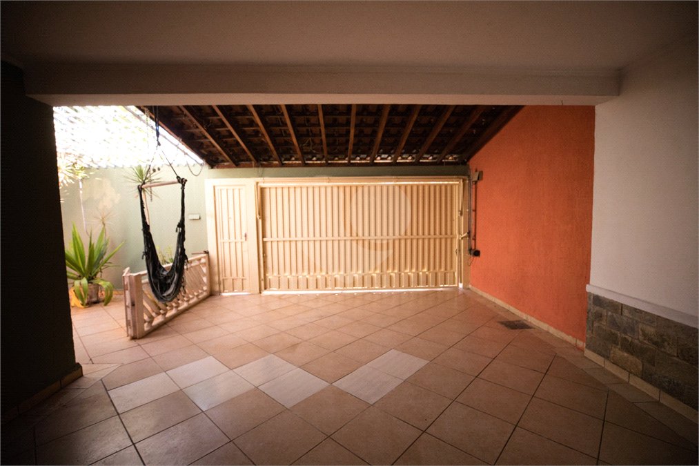 Casa com 4 Dormitórios e área de lazer com piscina
