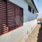 Casa térrea com 2 dormitórios, sendo 1 suíte.