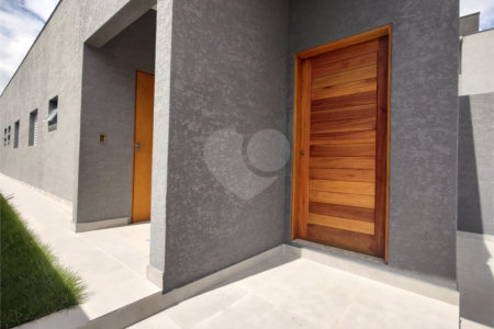 Casa térrea em Atibaia com 3 suítes, sala 2 ambientes, 2 vagas garagem, excelente localização, pronta para morar