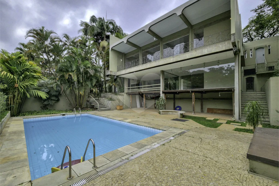 CASA EM RUA FECHADA NA REGIÃO DO MORUMBI / REGIÃO DO CLUBE PAINEIRAS