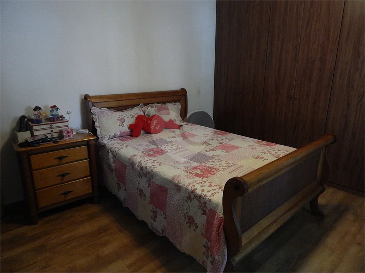 Casa em condomínio fechado no Jardim Floresta, 3 suítes, área gourmet, piscina, 4 vagas.