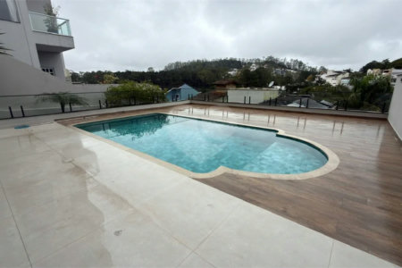 Sobrado de alto padrão no Swiss Park, totalmente reformado, com 4 suítes, piscina, elevador, espaço gourmet, 4 vagas e condomínio com lazer completo.