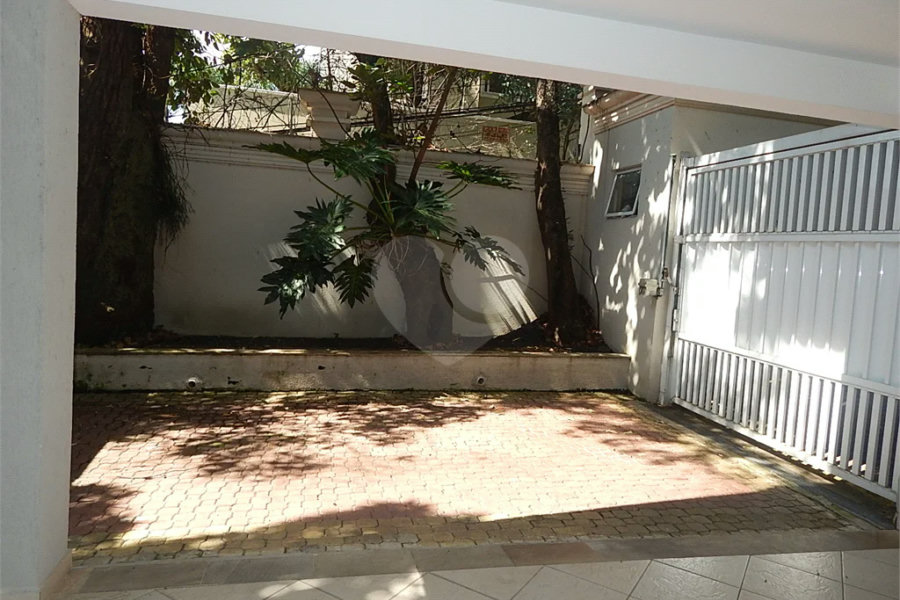 Casa em condomínio fechado no Jardim Floresta, 3 suítes, área gourmet, piscina, 4 vagas.