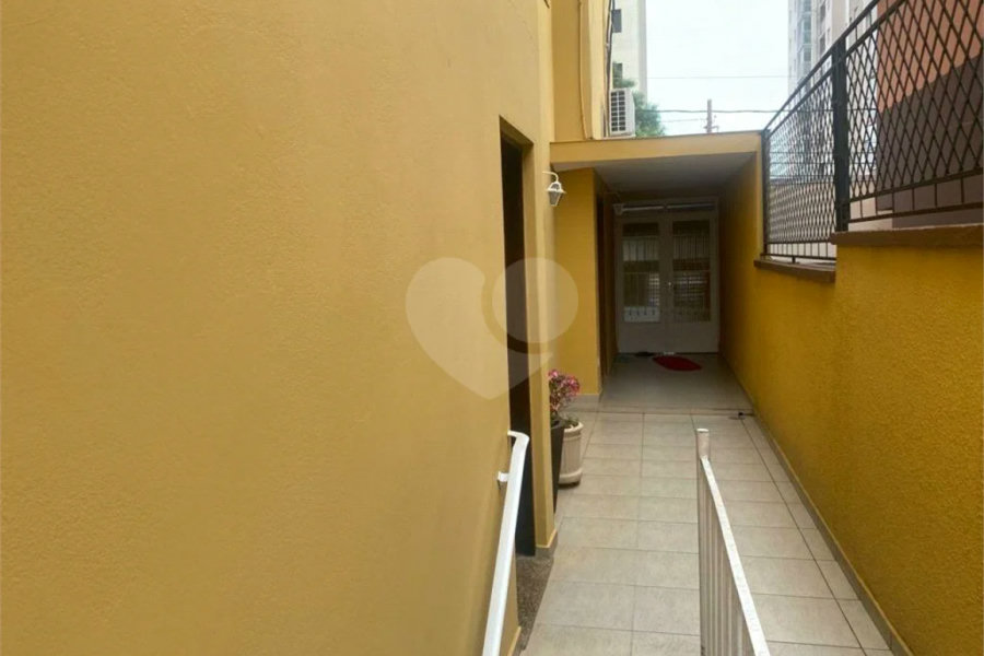 Sobrado à venda com 150 metros de área util e possui 3 dormitórios, sendo 1 suíte.