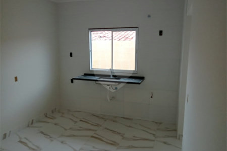 Casa á venda, com 02 Dormitórios, em Jardim Medeiros.