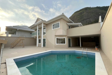 Casa à venda com 4 quartos, sendo 2 suítes,  no condomínio Pedra Mar, Rio de Janeiro - RJ