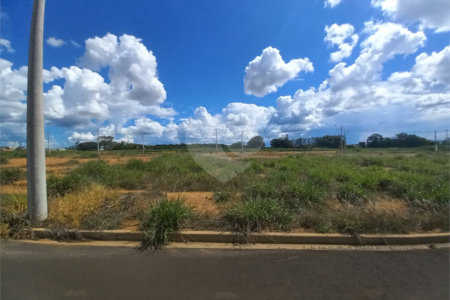 Terreno plano contendo 242,00 m² de área total.
