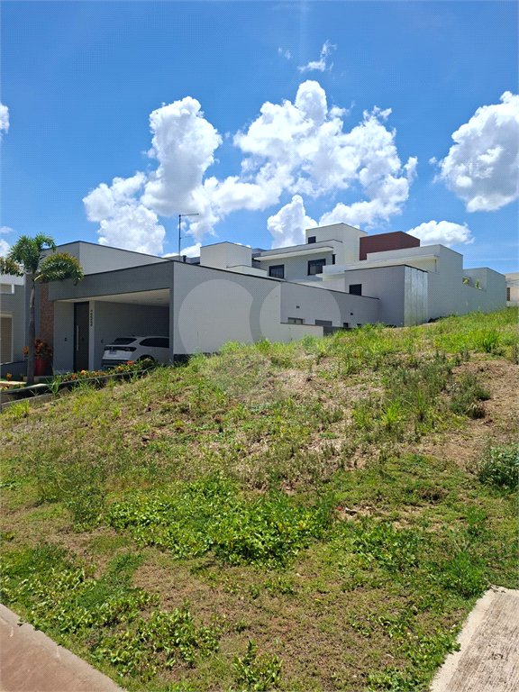 Indaiatuba - Condominio Viena - Terreno com 250 ms - sendo 10 ms de frente por 25,00 ms de fundos - área de lazer completa com academia, churrasqueira, piscina para adultos e crianças, playground e salão de festas.Segurança 24 horas -. Venha conhecer essa incrível oportunidade! R$ 420.000,00