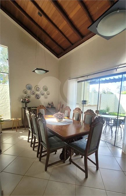 Casa Exclusiva com Pé-Direito Alto e Área Gourmet no Jardim Paraíso