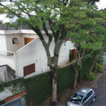 Lindo sobrado, possui 3 dormitórios, sendo 1 suíte master com sacada, banheira, e 4 vagas