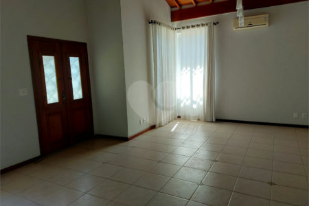 Casa charmosa e elegante localizada no deslumbrante Condomínio Villagio Capriccio Louveira SP