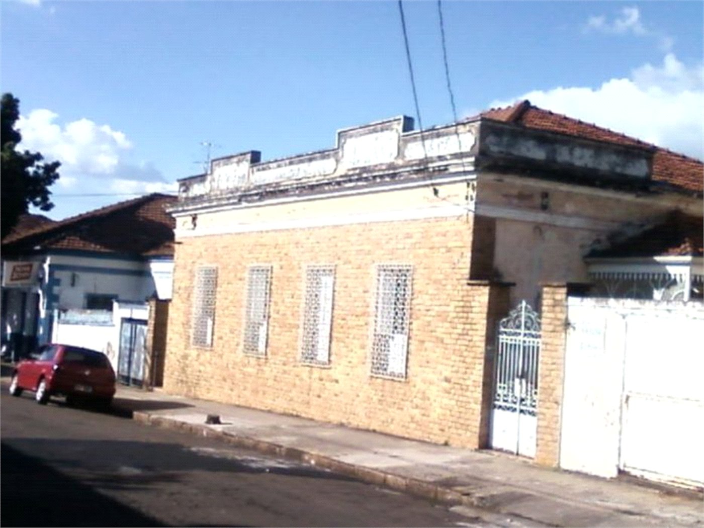 Terreno contendo 02 casas geminadas á venda.