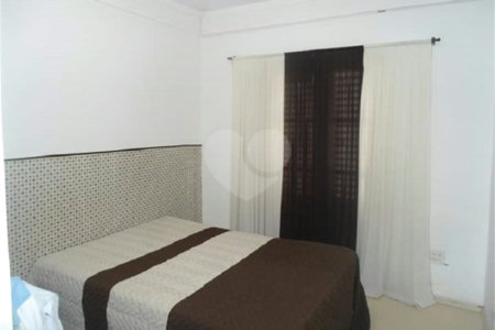Casa Térrea com dormitórios, sendo 2 suítes.