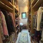 Casa em condomínio com 3 dormitórios, 01 suíte, garagem para 06 carros, área gourmet, piscina.