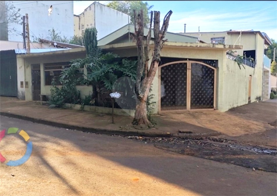 Oportunidade Única no Santa Felícia: Casa 3 dormitórios, Conforto, Espaço de Sobra e a Melhor Localização de São Carlos!