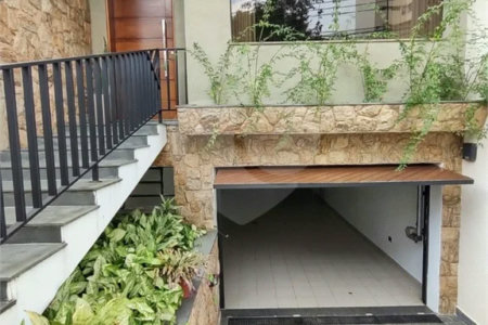 Linda casa à venda no bairro Santa Maria em São Caetano do Sul, 257 m², 3 quartos (1 suíte) e 6 vagas de garagem
