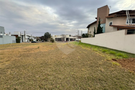 Terreno de 480m2 á venda, no condomínio Damha I, em São Carlos.